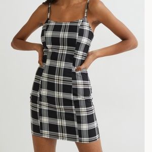 Short,fitted dress in woven fabric with narrow shoulder straps and a zip size XL